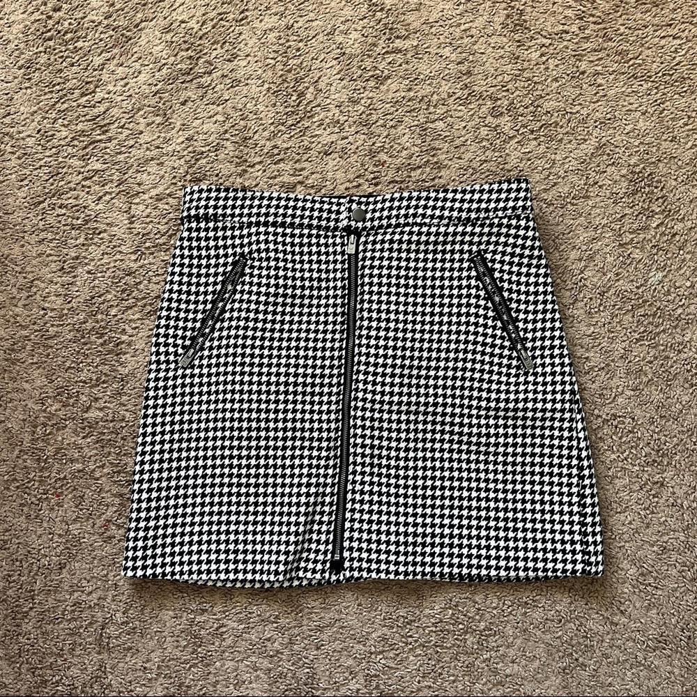 HOLLISTER - White & Black Plaid Skirt (L)